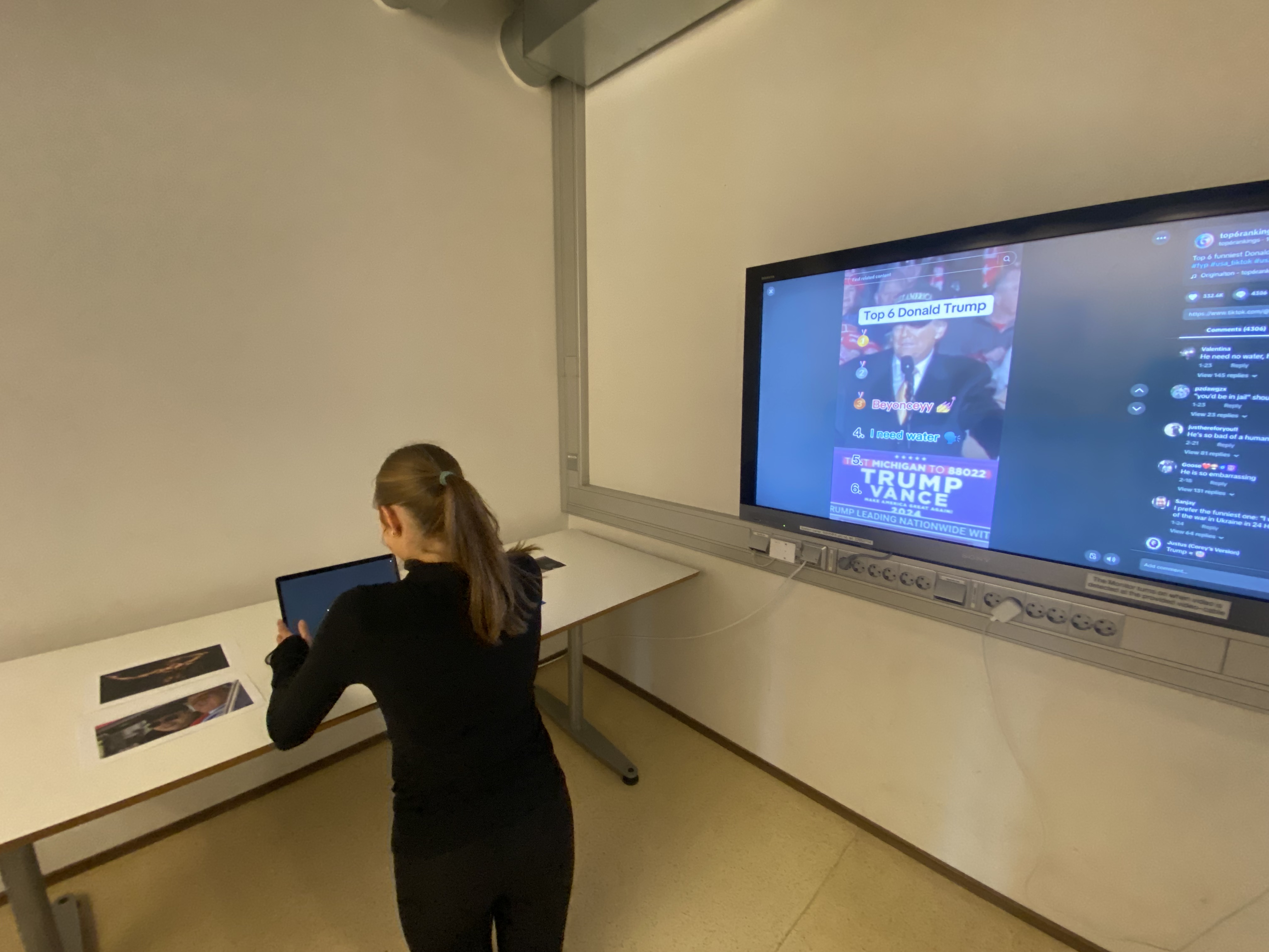 Person som tester v1-prototypen. Lyst rom, enkel oppsett, deltaker ser forvirret ut.