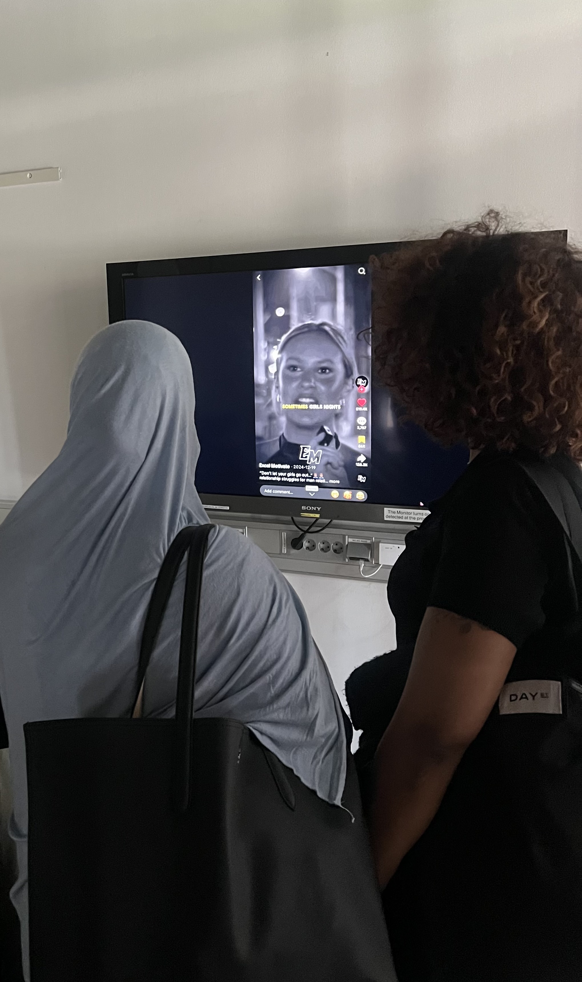 Skjerm med Tiktok-feed som blir mer og mer radikal